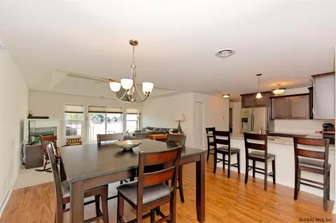 105 Paddock Cir, Schenectady, NY 12306 photo 4
