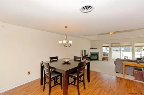105 Paddock Cir, Schenectady, NY 12306 photo 5