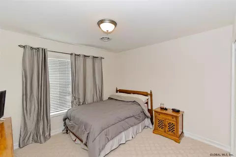 105 Paddock Cir, Schenectady, NY 12306 photo 20