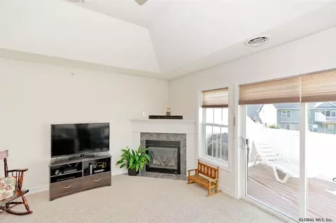 105 Paddock Cir, Schenectady, NY 12306 photo 15