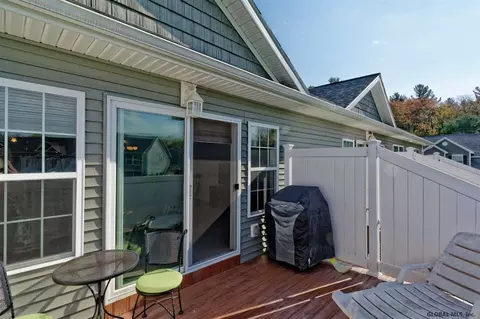 105 Paddock Cir, Schenectady, NY 12306 photo 17