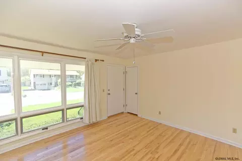 4 Phyllis Ct, Schenectady, NY 12303 photo 5
