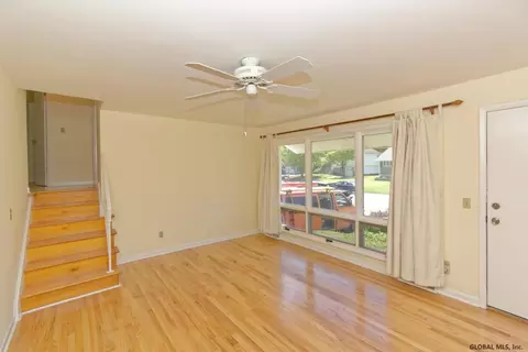 4 Phyllis Ct, Schenectady, NY 12303 photo 4