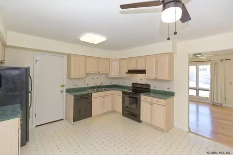 4 Phyllis Ct, Schenectady, NY 12303 photo 9