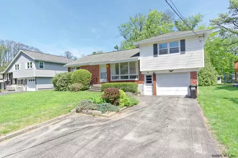 4 Phyllis Ct, Schenectady, NY 12303 photo 2