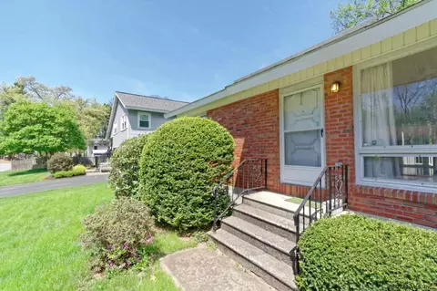4 Phyllis Ct, Schenectady, NY 12303 photo 3