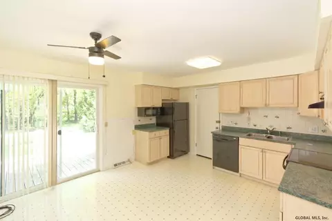 4 Phyllis Ct, Schenectady, NY 12303 photo 8