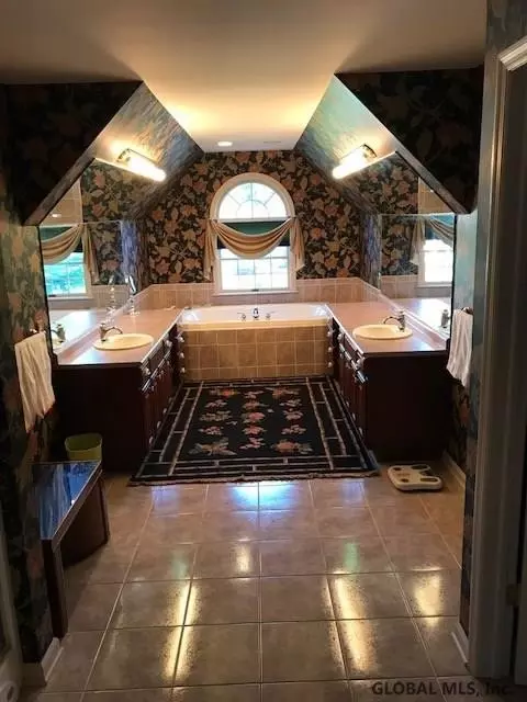93 Gullane Dr, Slingerlands, NY 12159 photo 17