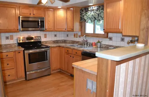 2 Valleyview Ave, Schenectady, NY 12306 photo 2