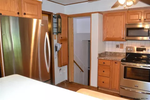 2 Valleyview Ave, Schenectady, NY 12306 photo 3