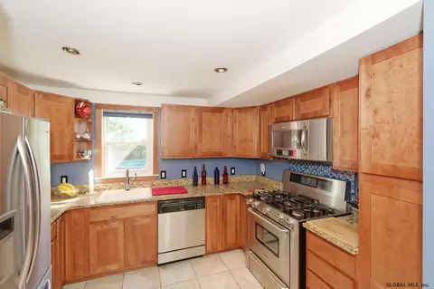 64 Hite Ct, Schenectady, NY 12303 photo 2