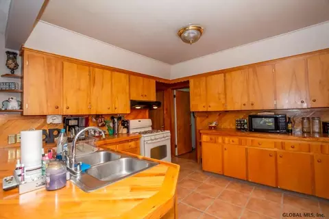 170 Manchester Rd, Schenectady, NY 12304 photo 13