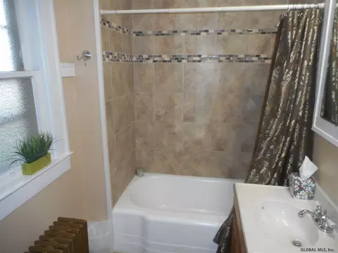 23 Spruce St, Schenectady, NY 12304 photo 6