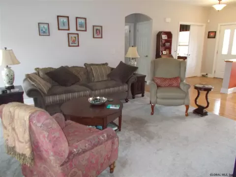 28 Sheldon Dr, Mechanicville, NY 12118 photo 5