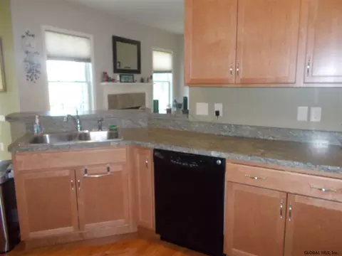 28 Sheldon Dr, Mechanicville, NY 12118 photo 6
