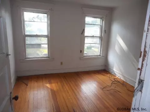 114 Henry St, Schenectady, NY 12304 photo 6