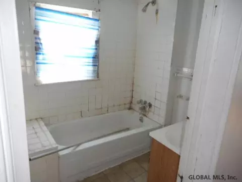 114 Henry St, Schenectady, NY 12304 photo 5