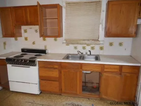 114 Henry St, Schenectady, NY 12304 photo 3