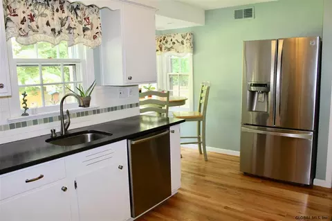 8 Westover Rd, Slingerlands, NY 12159 photo 3