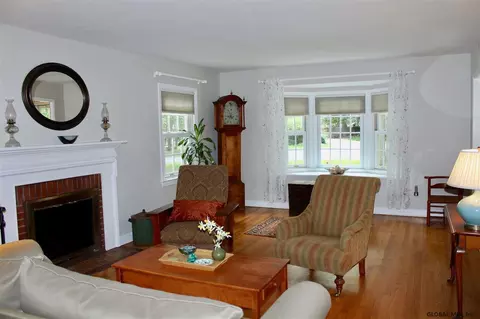 8 Westover Rd, Slingerlands, NY 12159 photo 2