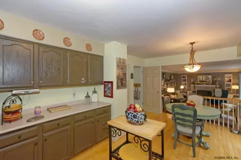 2024 Oak Tree Ln, Schenectady, NY 12303 photo 6