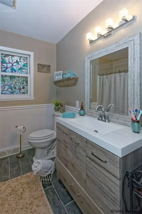 2024 Oak Tree Ln, Schenectady, NY 12303 photo 4