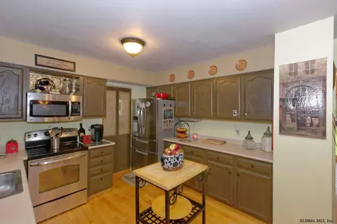 2024 Oak Tree Ln, Schenectady, NY 12303 photo 5