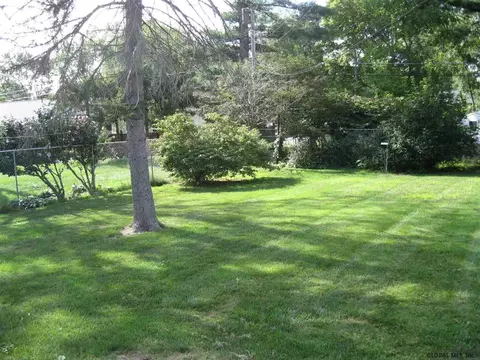 17 Bartlett Ln, Delmar, NY 12054 photo 3