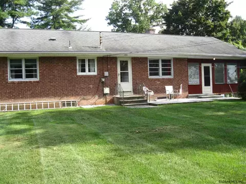 17 Bartlett Ln, Delmar, NY 12054 photo 2