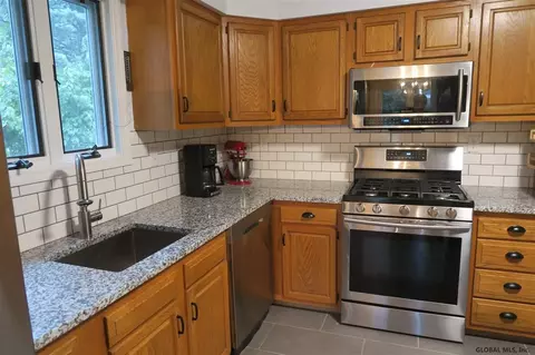 75 Orchard St, Delmar, NY 12054 photo 9