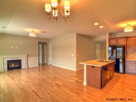 503 Grayson Pl, Schenectady, NY 12309 photo 2