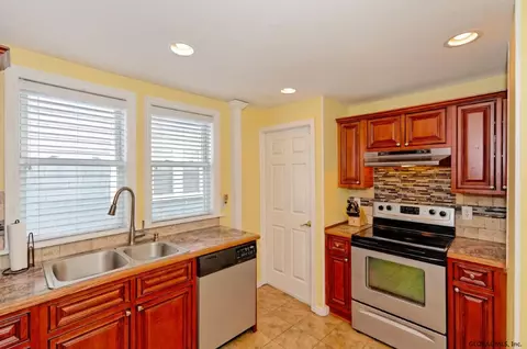 1019 Dean St, Schenectady, NY 12309 photo 4
