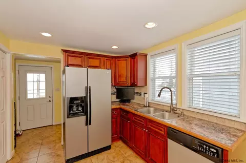 1019 Dean St, Schenectady, NY 12309 photo 3