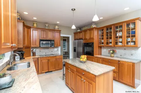 105 Dedham Post Rd, Schenectady, NY 12303 photo 8