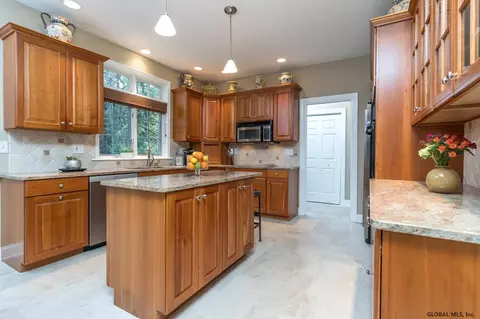 105 Dedham Post Rd, Schenectady, NY 12303 photo 7