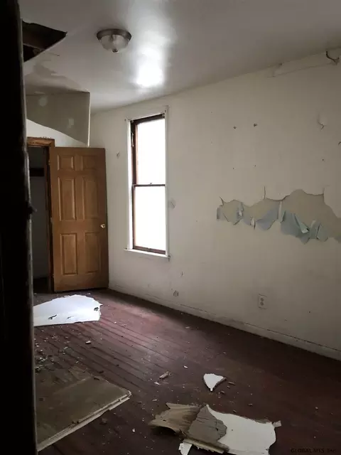 83 Mcclellan St, Schenectady, NY 12304 photo 8