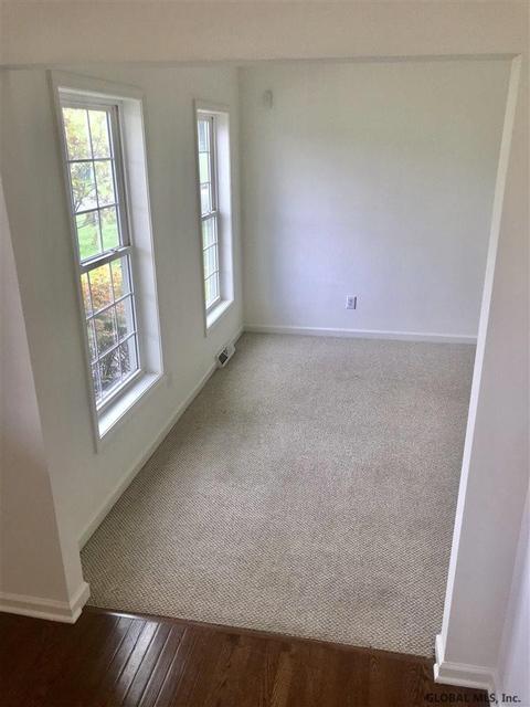 29 Ridgewood Dr, Mechanicville, NY 12118 photo 5