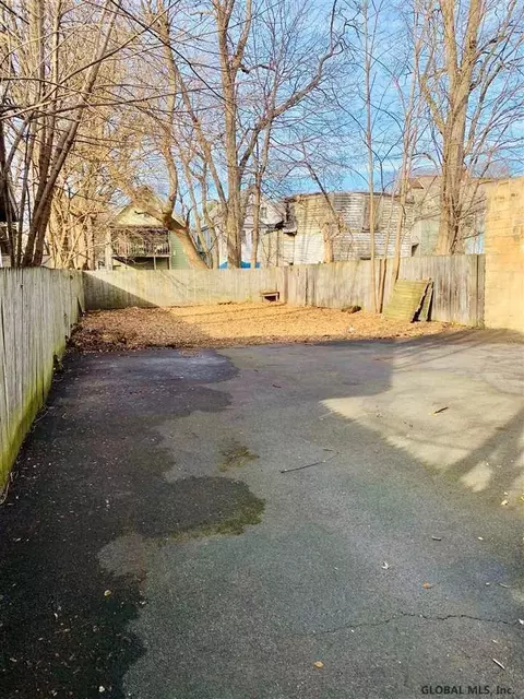 25 Chestnut St, Schenectady, NY 12307 photo 4