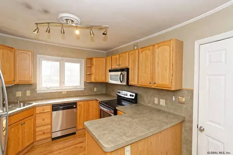 40 Kendale Ave, Schenectady, NY 12304 photo 6