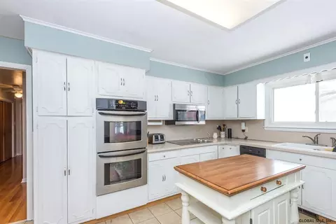 1422 Mcclellan St, Schenectady, NY 12309 photo 3