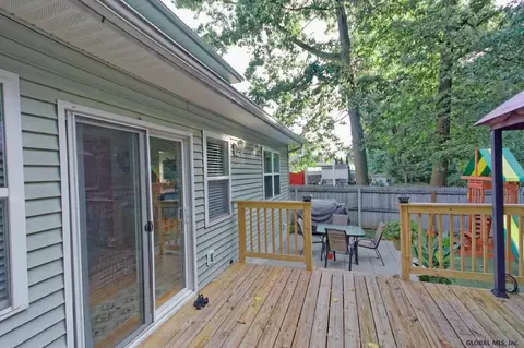 498 Chadwick Rd, Schenectady, NY 12304 photo 2