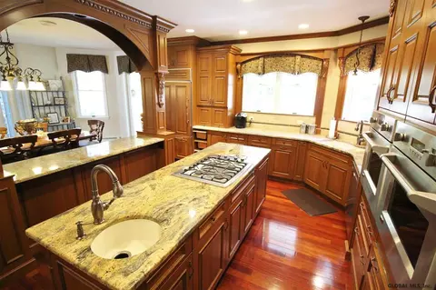 852 Greenthorne Blvd, Schenectady, NY 12303 photo 4