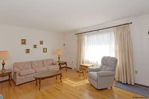 175 Ray Ave, Schenectady, NY 12309 photo 4