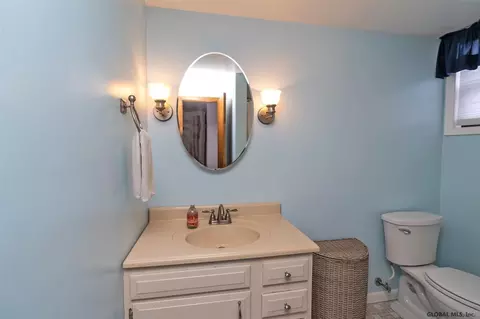 33 Hancock Dr, Glenmont, NY 12077 photo 29