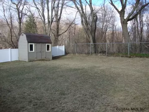 33 Hancock Dr, Glenmont, NY 12077 photo 4