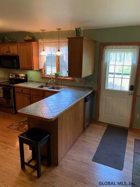 426 Taurus Rd, Schenectady, NY 12304 photo 9