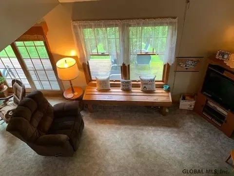 426 Taurus Rd, Schenectady, NY 12304 photo 2
