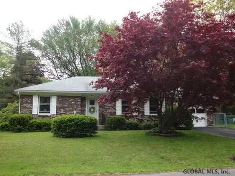 4 Jefferson Rd, Glenmont, NY 12077 photo 2