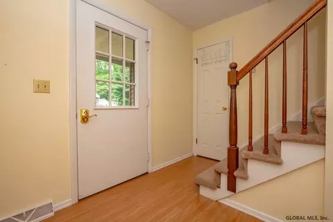 3 Skyline Dr, Latham, NY 12110 photo 4