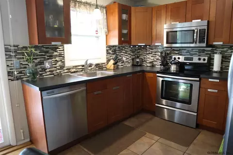 359 Ray Ave, Schenectady, NY 12304 photo 2